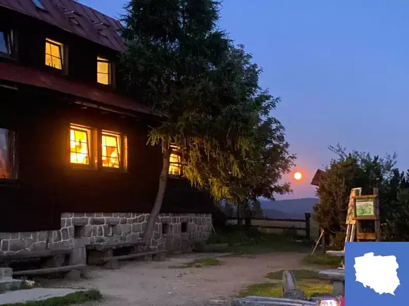 Chatka Górzystów o zachodzie słońca.