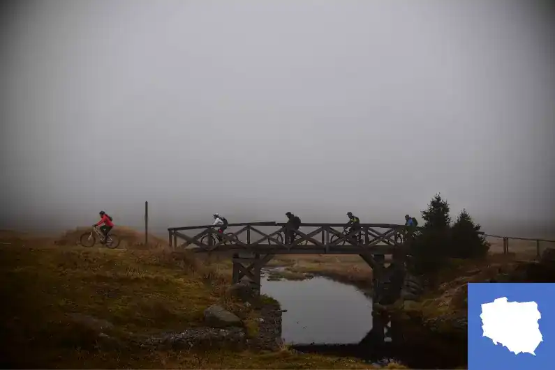 Klimatyczny przejazd mostkiem nad Jagnięcym Potokiem